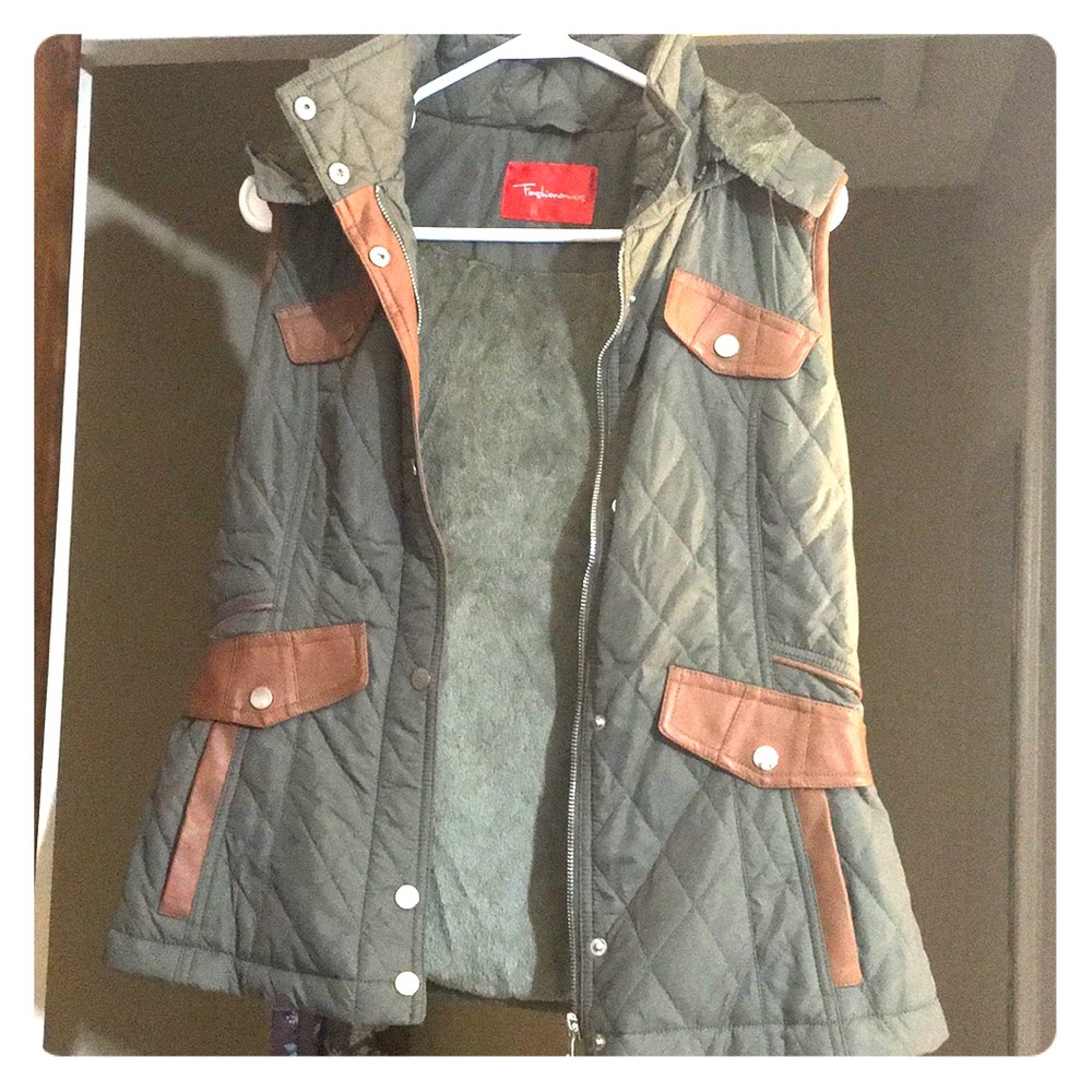 Army green vest with detachable hood